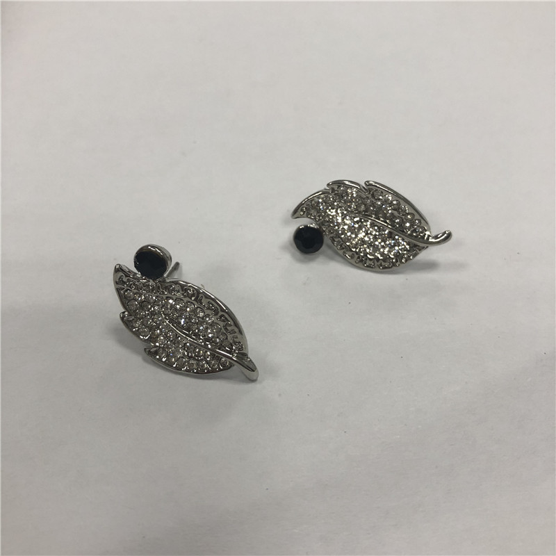 The leaves stud earrings with stainees steel