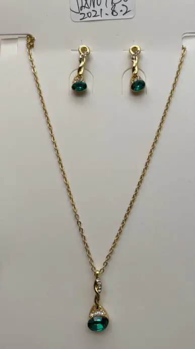 Green pendant necklace and earrings set