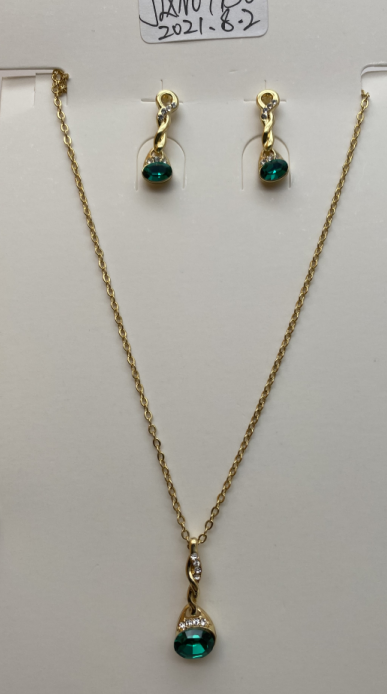 Green pendant necklace and earrings set