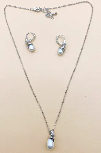 Necklace and earrings set with plastic beads