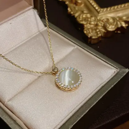 Semi-precious stone pendant necklace